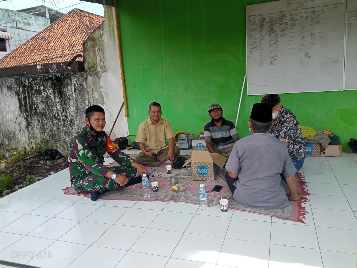 Komsos Bersama Warga Babinsa 26 Ilir Mengajak Menjaga Keamanan dan Ketertiban Di Bulan Ramadhan 1