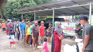 Jum’at Berkah Koramil 418-08/Sako Rutin Bagikan Nasi Kotak