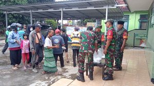 Jumat Berkah Koramil 418-08/Sako Bagikan Nasi Kota Menjelang Berbuka Puasa