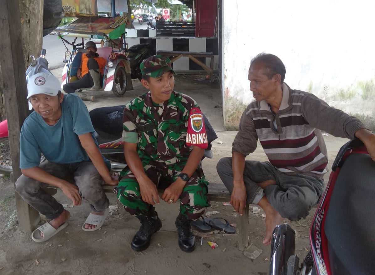 Peltu Hery R dan Serda Hery R Komsos Bersama Warga Berikan Arahan Pentingnya Kesadaran Kebersihan 1