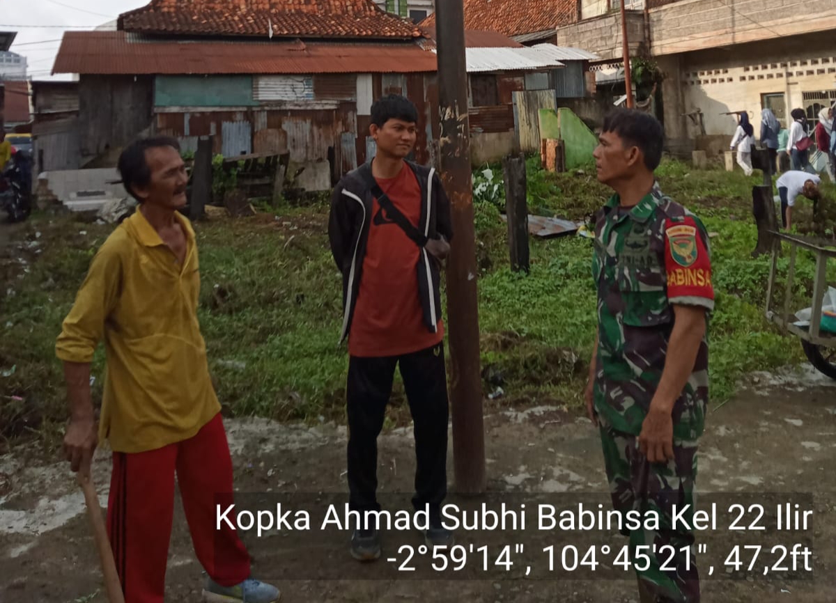 Menjelang Bulan Ramadhan Babinsa Gotong Royong Bersama Warga Bersihkan Lingkungan 1