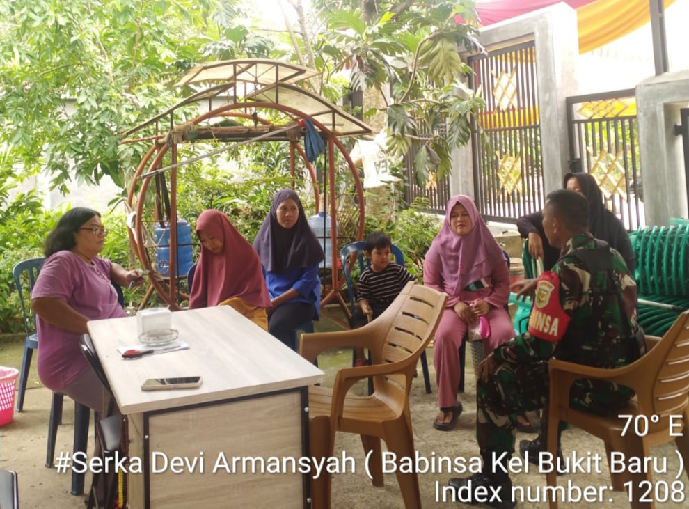 Komsos Bersama Ibu-Ibu Babinsa Bukit Baru Himbau Jaga Kebersihan Dan Mengawasi Anak-anaknya Agar Tidak Keluar Malam 1