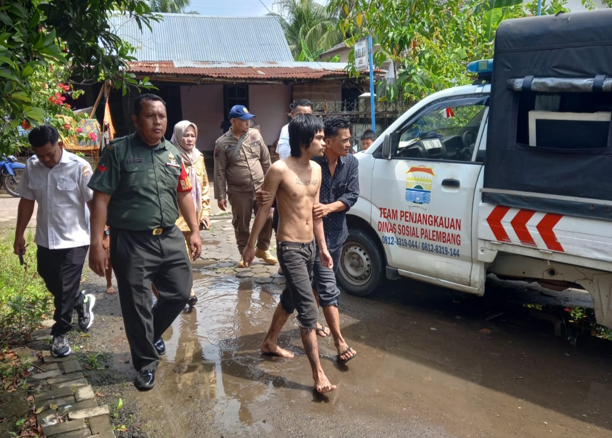 Babinsa Koramil 418-04/Kertapati Bersama Tiga Pilar Bantu Evakuasi ODGJ Yang Berkeliaran Di Kelurahan 8 Ulu 1