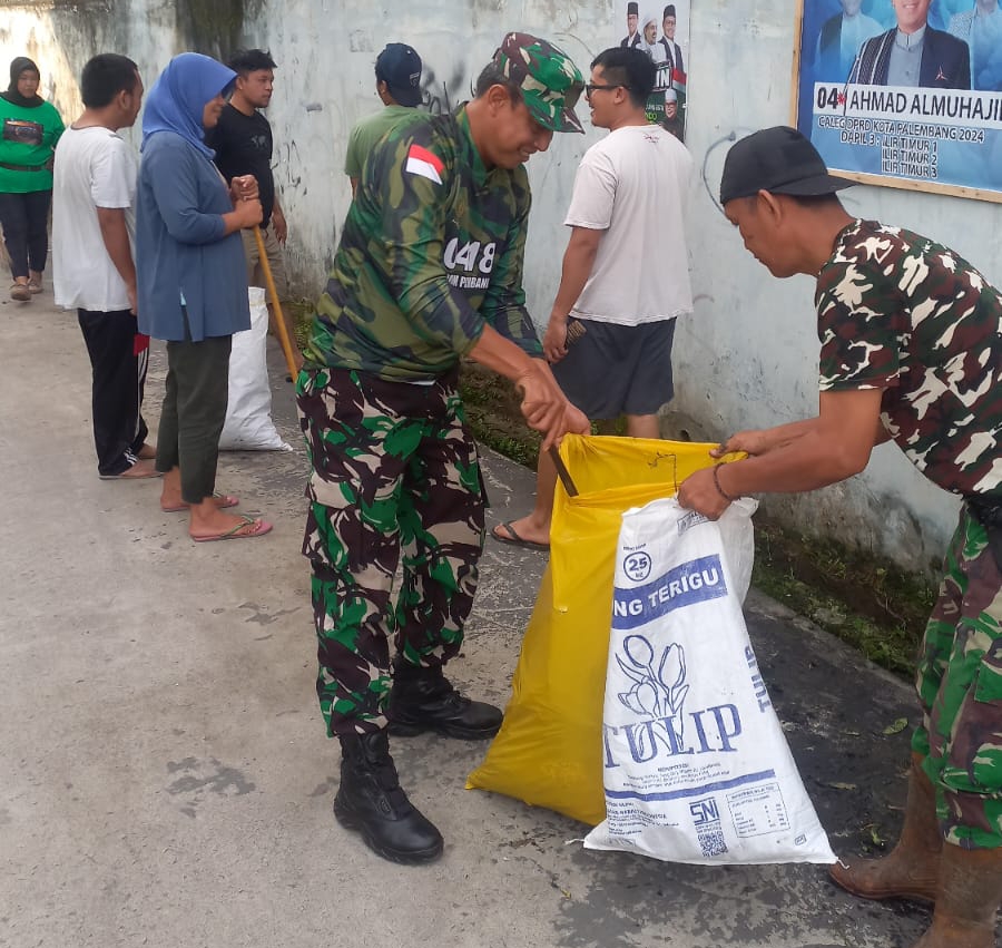 Antisipasi Banjir Babinsa Koramil 418-05/Lemabang Bersama -Sama Warga Bersihkan Gorong - gorong 1