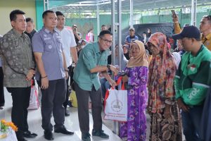 Pemkot Palembang Bagikan Sebanyak 353 Paket Sembako Dan Pembuatan KIS Gratis Bagi Warga Palembang
