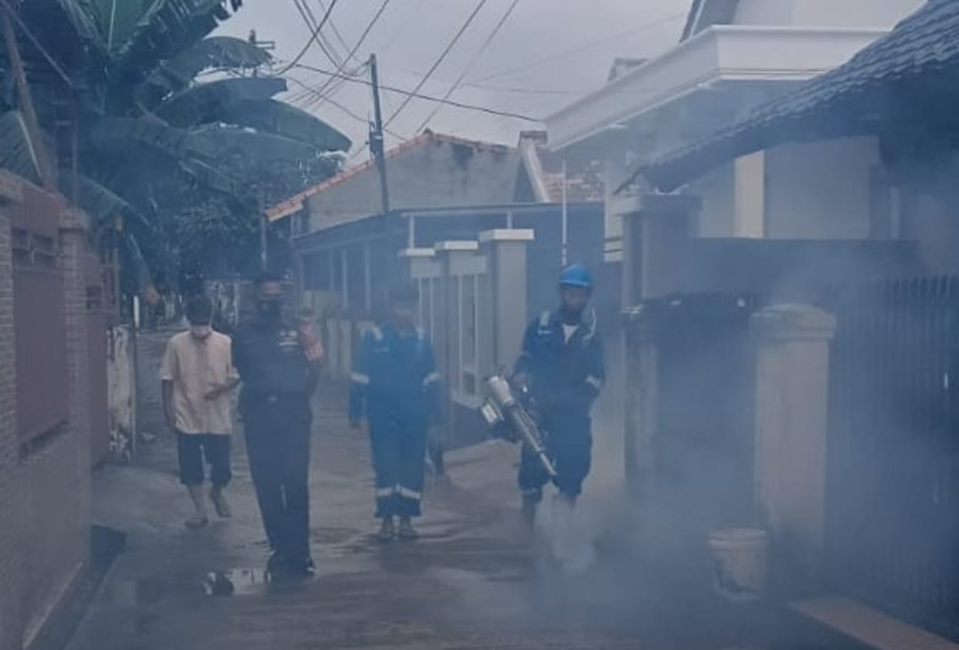 Sertu Priyanto Dalam Kosmosnya Bersama Warga Menghimbau Agar Menjaga Kesehatan dan Kebersihan Lingkungan 1