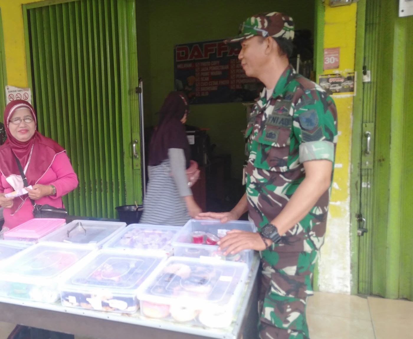 Babinsa Sako Baru Komsos Bersama Pedagang Makanan Berikan Motivasi Dan Himbau Untuk Menjaga Kwalitas Dagangan 1