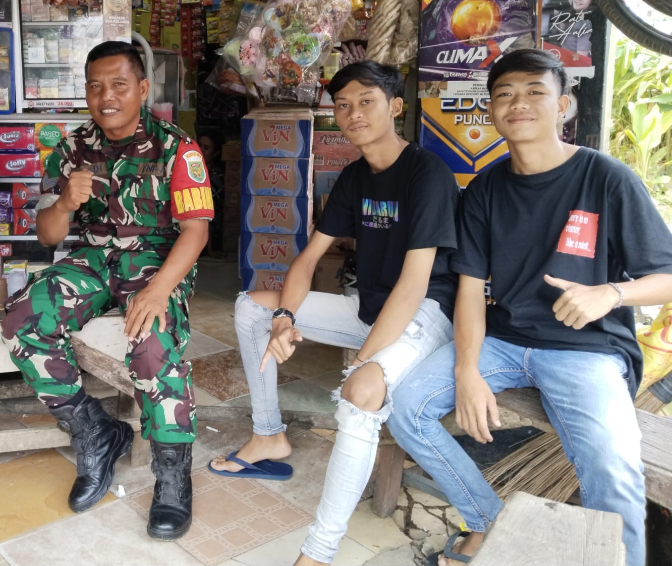 Sertu Ashadi Himbau Warga Agar Menjaga Kebersihan Lingkungan Dengan Tidak Membuang Sampah Sembarangan 1