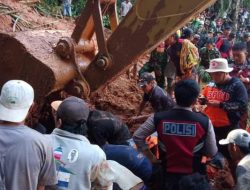 Sembilan Orang Tertimbun Material Longsor ,Tiga Diantaranya Meninggal Dunia