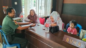 Babinsa Serda Brian Komsos Bersama Staf Kelurahan Ajak Agar Selalu Mengedepankan Kepentingan Masyarakat