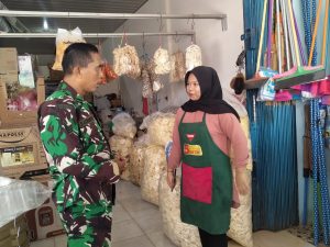 Babinsa Bukit Baru Komsos Bersama Pedagang Kue Lebaran Himbau Untuk Meningkatkan Kwalitas Dagangan Dan Jaga Kebersihan
