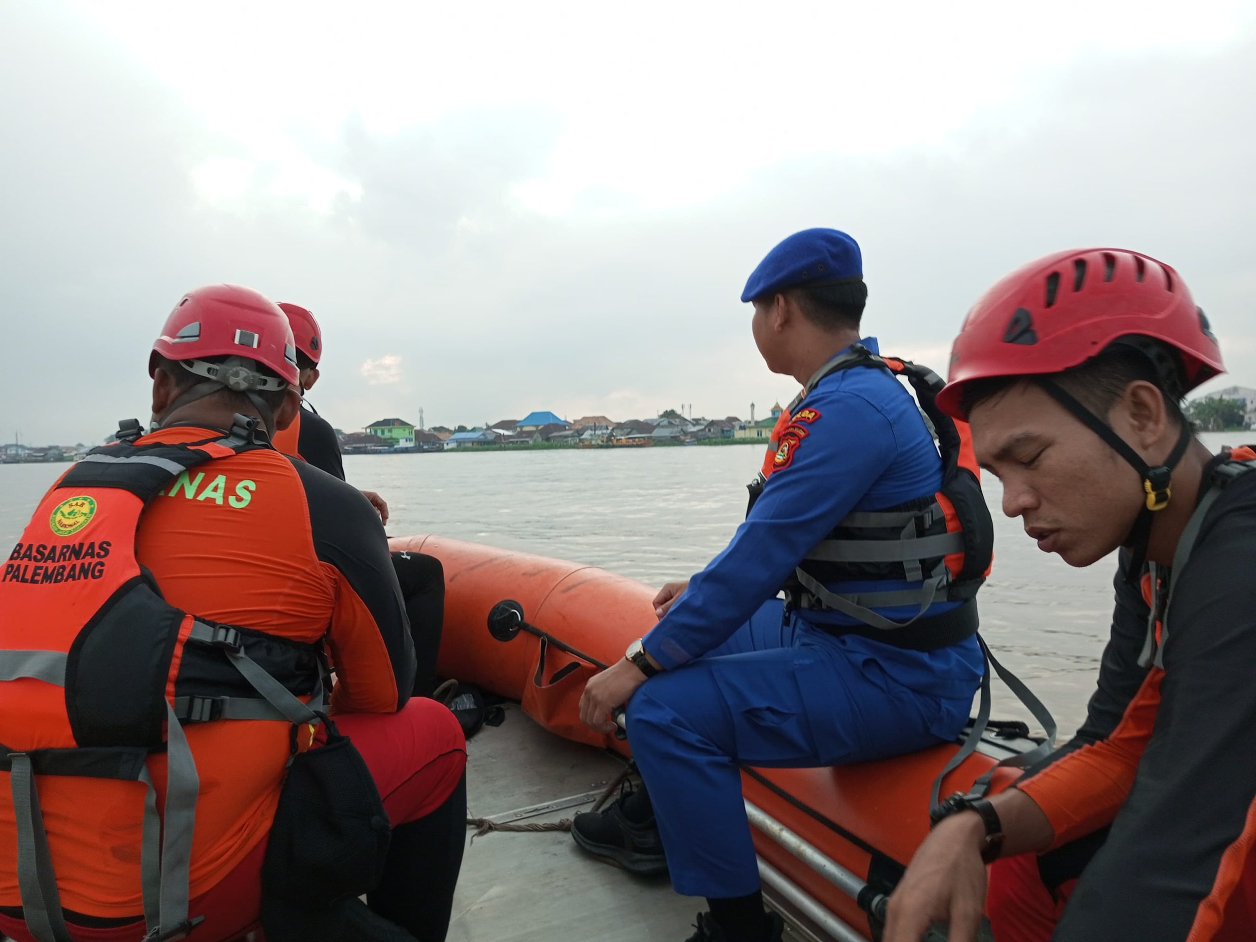 KAPAL JUKUNG MELEDAK, KANTOR SAR PALEMBANG TERJUNKAN PERSONIL 1