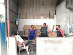 Wujudkan Keamanan Di Wilayah Binaan Babinsa Lima Ilir Komsos Bersama Security Dan Pegawai Bengkel Aman