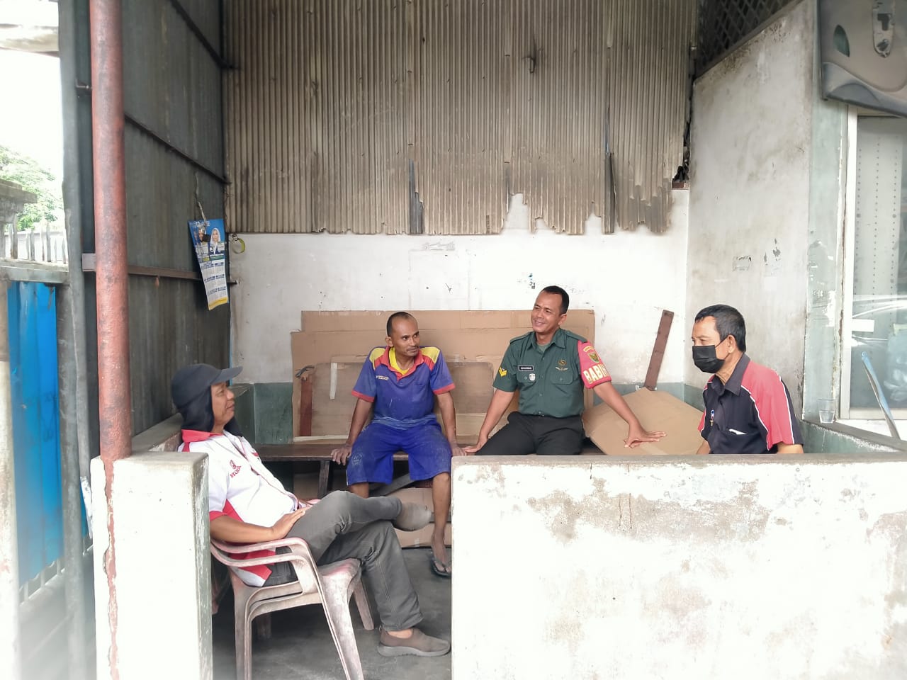 Wujudkan Keamanan Di Wilayah Binaan Babinsa Lima Ilir Komsos Bersama Security Dan Pegawai Bengkel Aman 1
