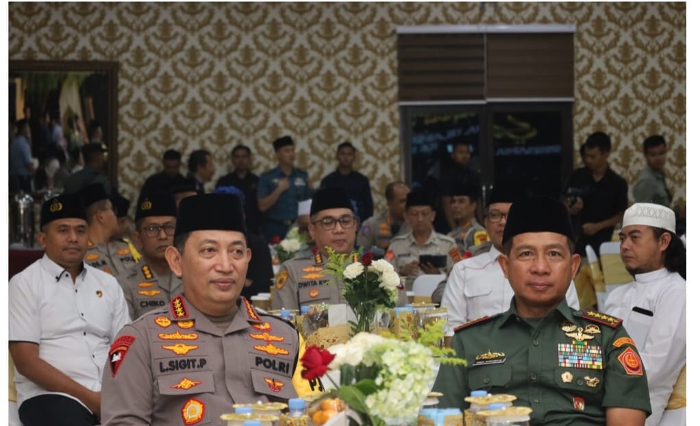 Kapolri Listyo Sigit Prabowo mengatakan acara buka puasa bersama keluarga besar TNI-Polri ini bertujuan memperkuat sinergitas dan soliditas 1