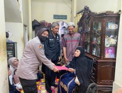 kabidhumas Polda Sumsel Beserta Personil Melayat ke Rumah Duka Orang Tua Anggota Meninggal Dunia
