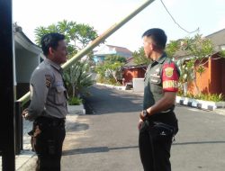 Guna Menjaga Kamtibmas Menjelang Idul Fitri Babinsa Kelurahan 26 Ilir Komsos Bersama Security