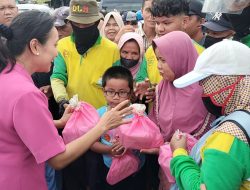 Jelang Buka Puasa Dihari ke-24 Ramadhan 1445 H Bhayangkari Sumsel Bagi Takjil