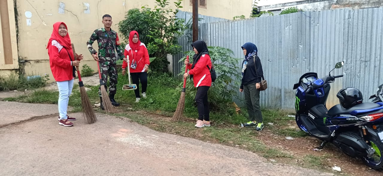 Babinsa Kel Lawang Kidul Gotong Royong Bersama Warga Guna Mencegah Banjir Dan Wabah DBD 1