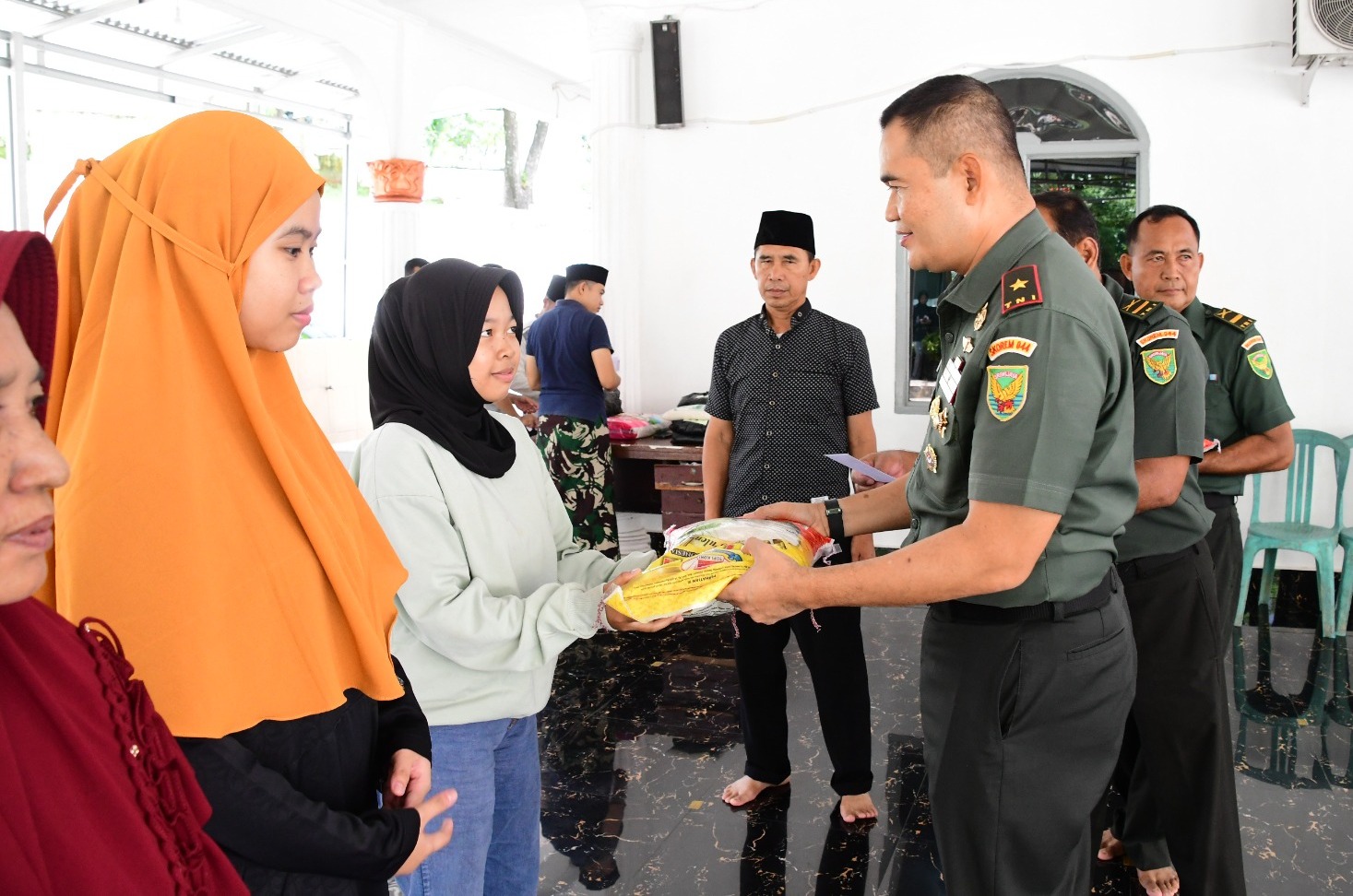 Danrem 044/Gapo Salurkan Zakat Fitrah Tahun 1445 H 1