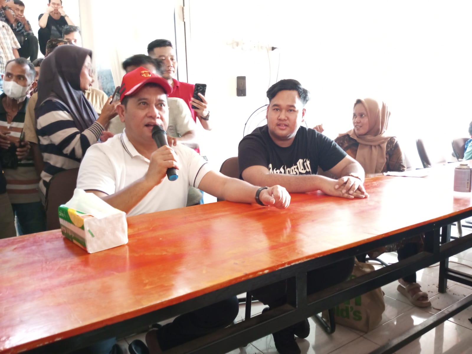 Askolani Bagikan THR, Ribuan Warga Rela Antri Dan Berdesak 1