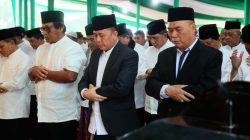 Pj Gubernur Agus Fatoni dan Keluarga Salat Ied Berjamaah bersama Masyarakat Sumsel di Halaman Griya Agung