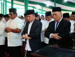 Pj Gubernur Agus Fatoni dan Keluarga Salat Ied Berjamaah bersama Masyarakat Sumsel di Halaman Griya Agung