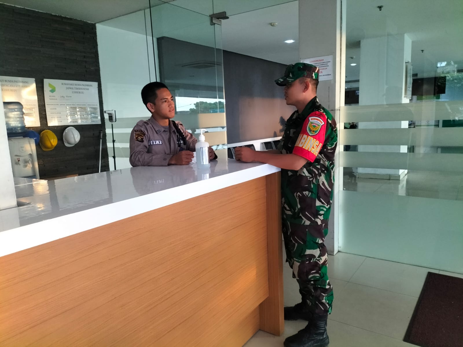 Babinsa Demang Lebar Daun Komsos Bersama Security Rumah Sakit Bunda Guna Ciptakan Kamtibmas Di Wilayah 1