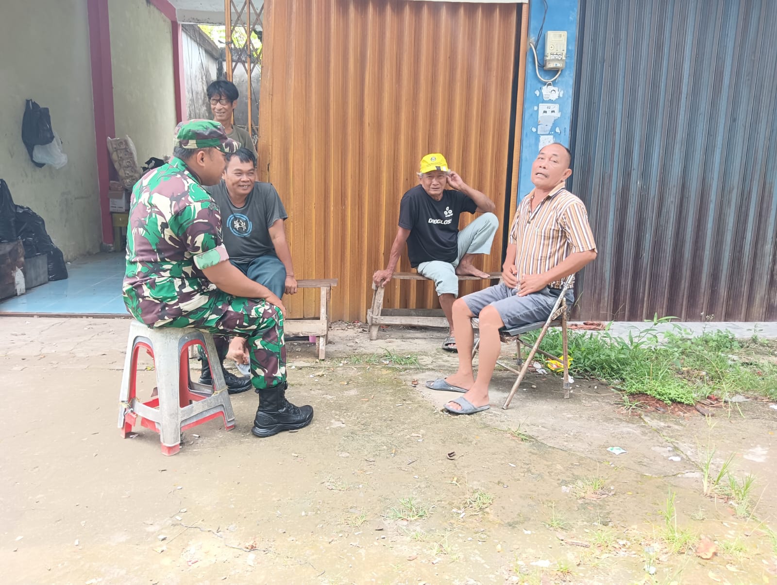 Jalin Silaturahmi Babinsa Kel Srimulya Komsos Bersama Ketua RT 1