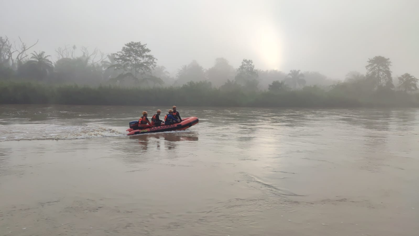 Basarnas Palembang Gerak Cepat Cari Bocah Tenggelam Di Sungai kikim 1