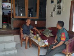 Jaga Kamtibmas Babinsa Koramil 418-05/Lemabang Ajak Warga Untuk Peduli Lingkungan