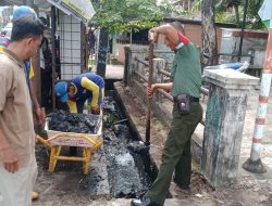 Antisipasi Banjir Babinsa Kel Sungai Buah Gotong Royong Bersama Warga Bersihkan Selokan