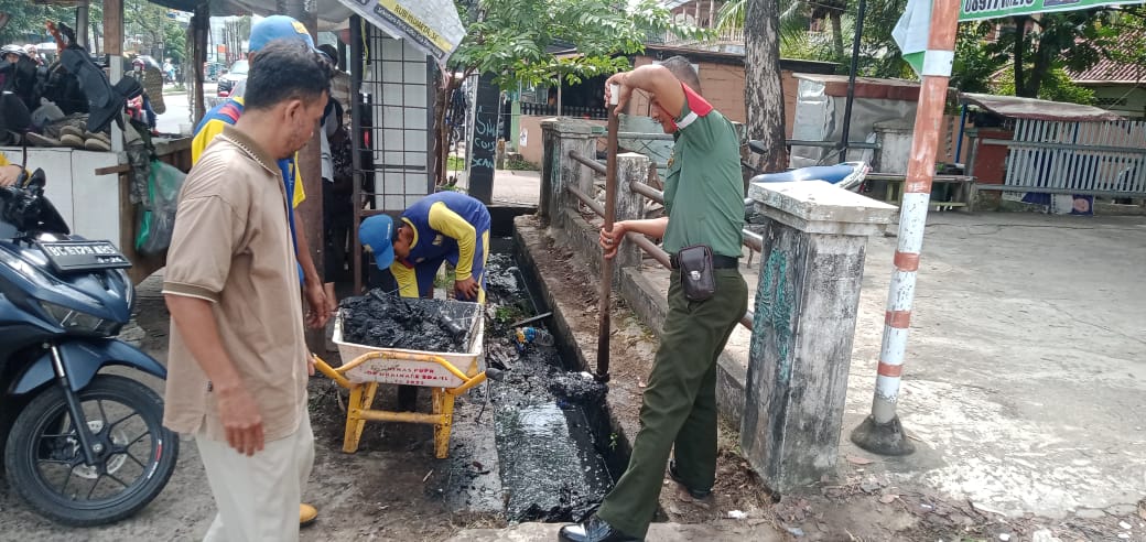 Antisipasi Banjir Babinsa Kel Sungai Buah Gotong Royong Bersama Warga Bersihkan Selokan 1
