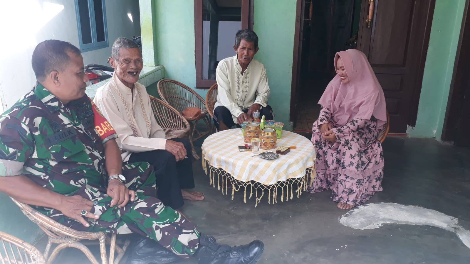 Pererat Silaturahmi Babinsa Karya Mulya Kunjungi Rumah Warga Binaan 1