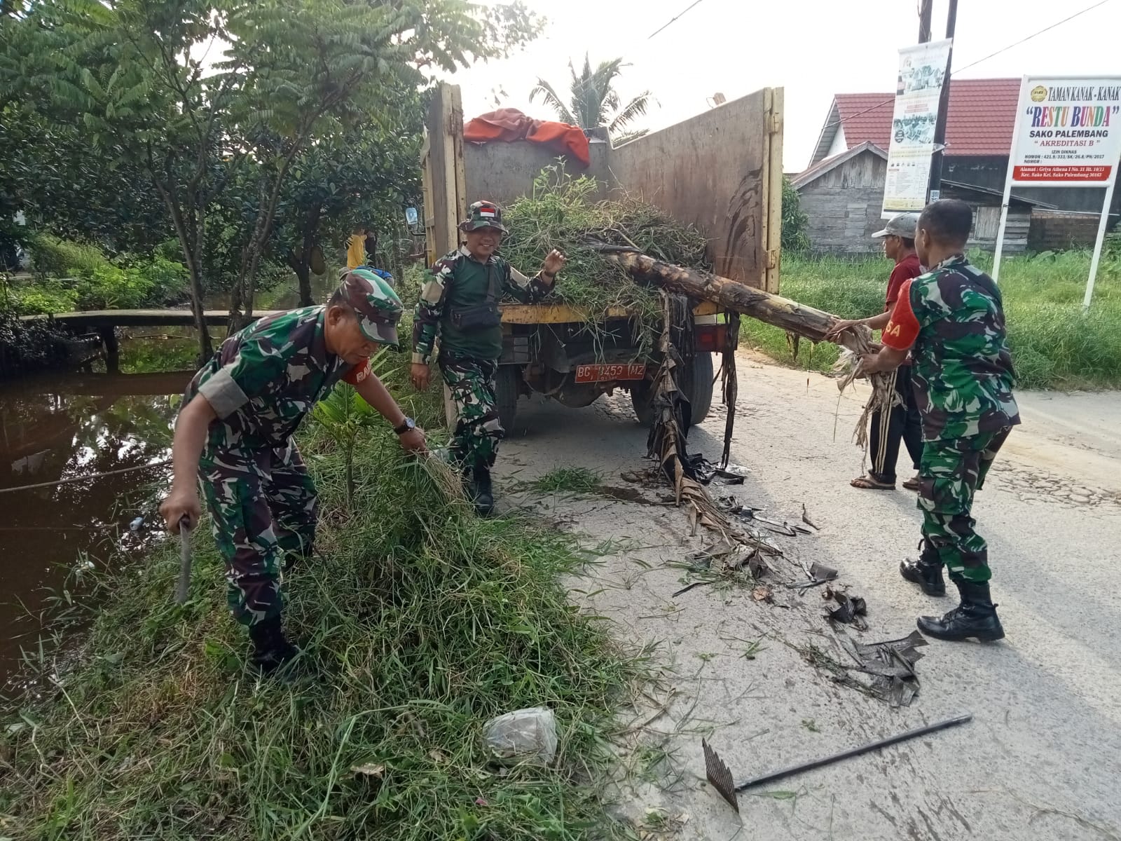 Peduli Lingkungan Babinsa Koramil 418-08/Sako Aktif Gotong Royong Bersama Warga Binaan 1