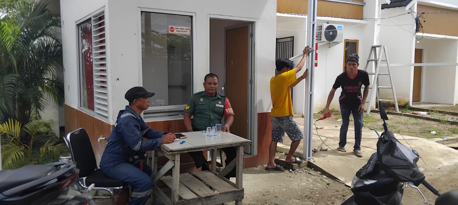 Ciptakan Situasi Kamtibmas Babinsa Karya Mulya Komsos Bersama Security 1
