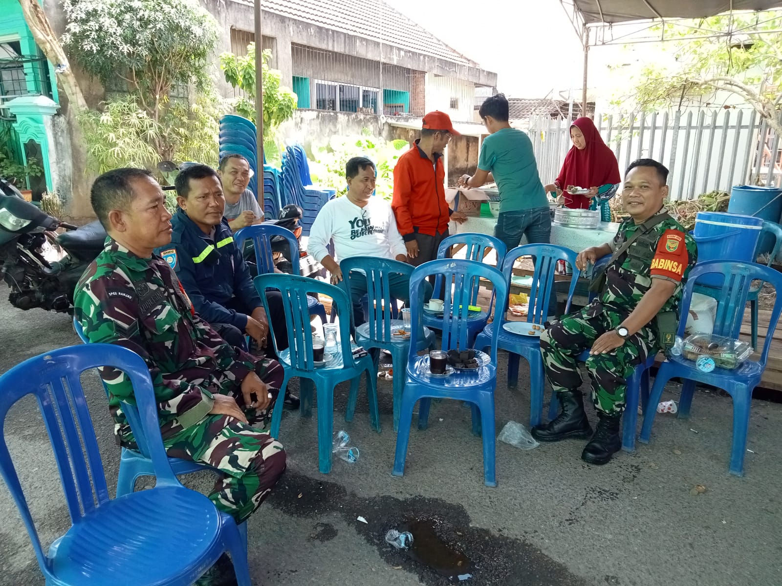 Babinsa Koramil 418-08/Sako Bersama Bhabinkamtibmas Komsos Bersama Warga 1