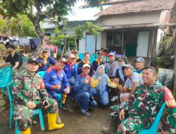 Peduli Kebersihan Babinsa Koramil 418-05/Lemabang Gotong Royong Bersama Warga dan Perangkat Kecamatan Ilir Timur II