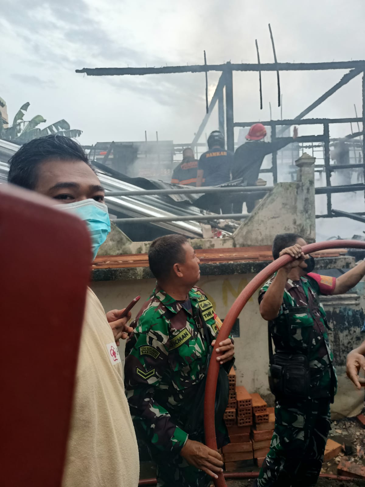Babinsa Koramil 418-04 Kertapati Gerak Cepat Bantu Padamkan Kebakaran Rumah Dan Evakuasi Korban Jiwa 2