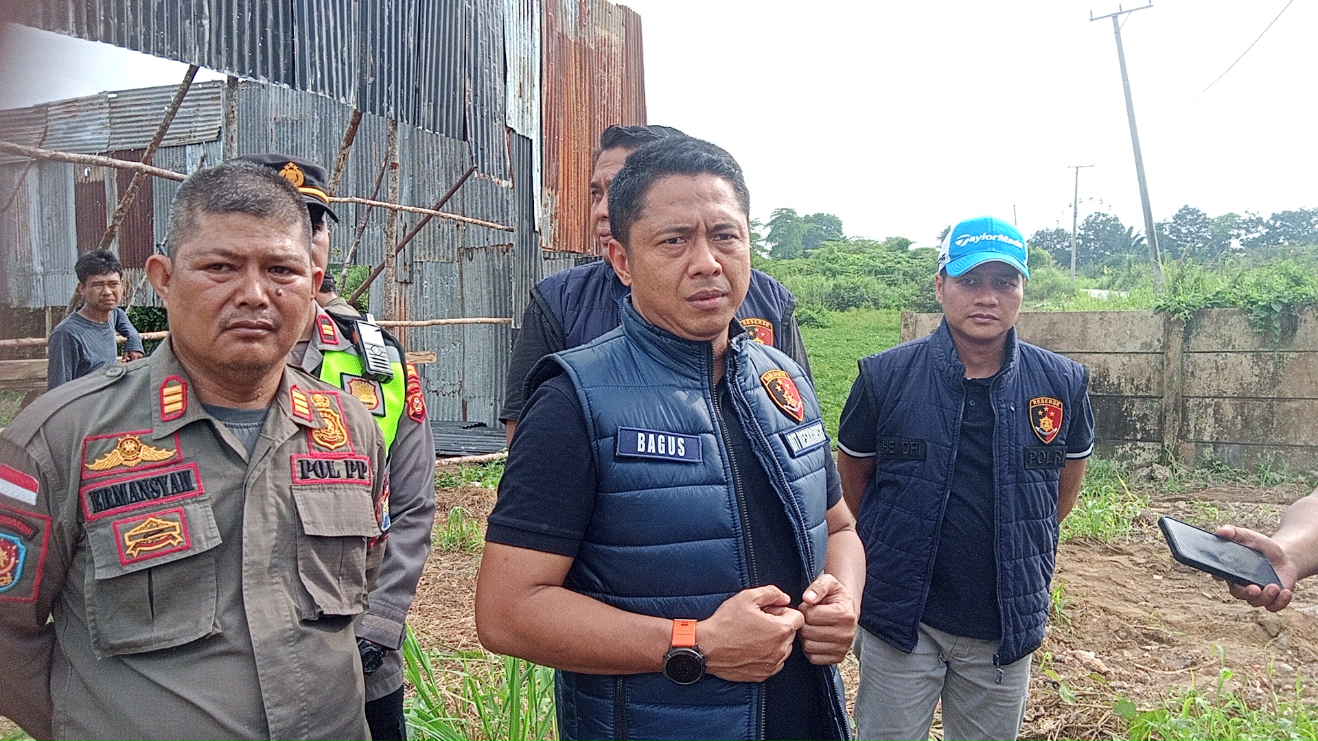 Ditreskrimsus Subdit Tipiter Polda Sumsel Lakukan Pengerebekan Dan Pembongkaran Gudang Penampungan BBM Ilegal 1