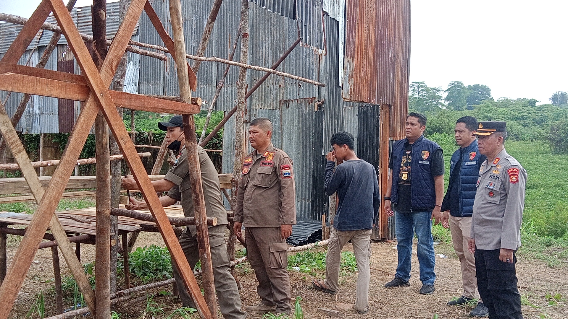 Ditreskrimsus Subdit Tipiter Polda Sumsel Lakukan Pengerebekan Dan Pembongkaran Gudang Penampungan BBM Ilegal 2