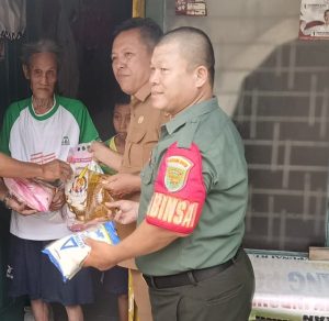 Babinsa 1 Ilir Bantu Penyaluran Paket Sembako Kepada Warga Yang Kurang Mampu