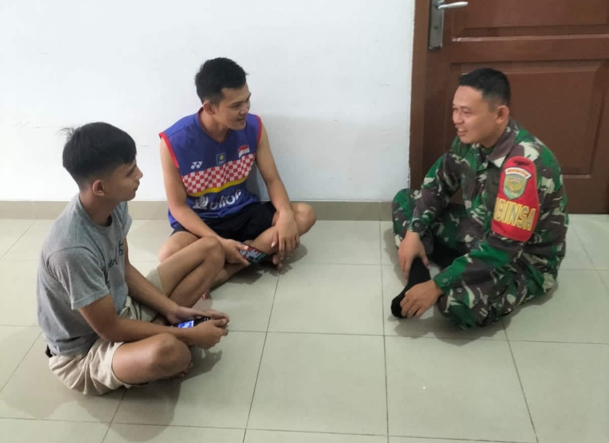 Jalin Komunikasi Bersama Warga Babinsa Kelurahan Demang Lebar Daun Patroli Wilayah Binaan 1