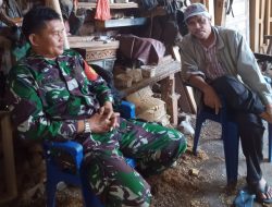 Jalin Silaturahmi Babinsa 26 Ilir Komsos Bersama Warga Pembuat Kusen