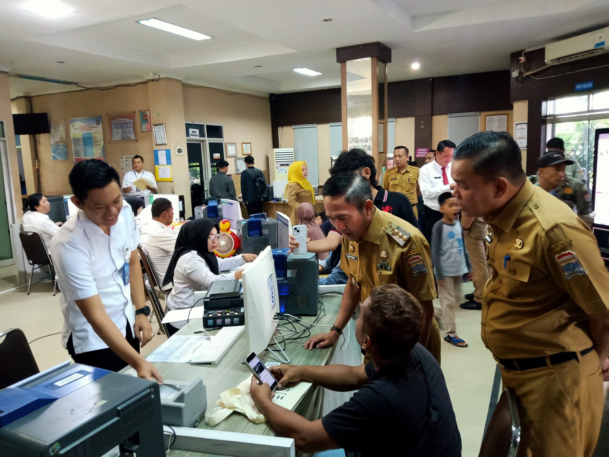Hari Pertama Masuk Kerja Pasca Cuti Lebaran, Ratu Dewa Sidak Kantor Disdukcapil Dan Camat Kemuning 1