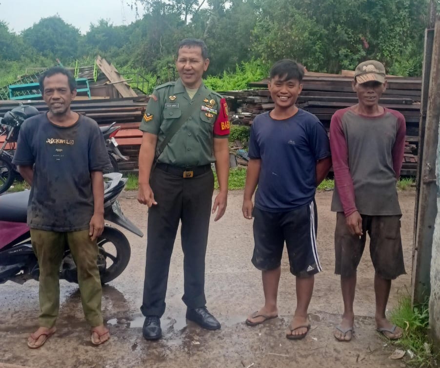 Babinsa Sungai Selayur Komsos Bersama Warga Himbau Jaga Kebersihan Lingkungan 1