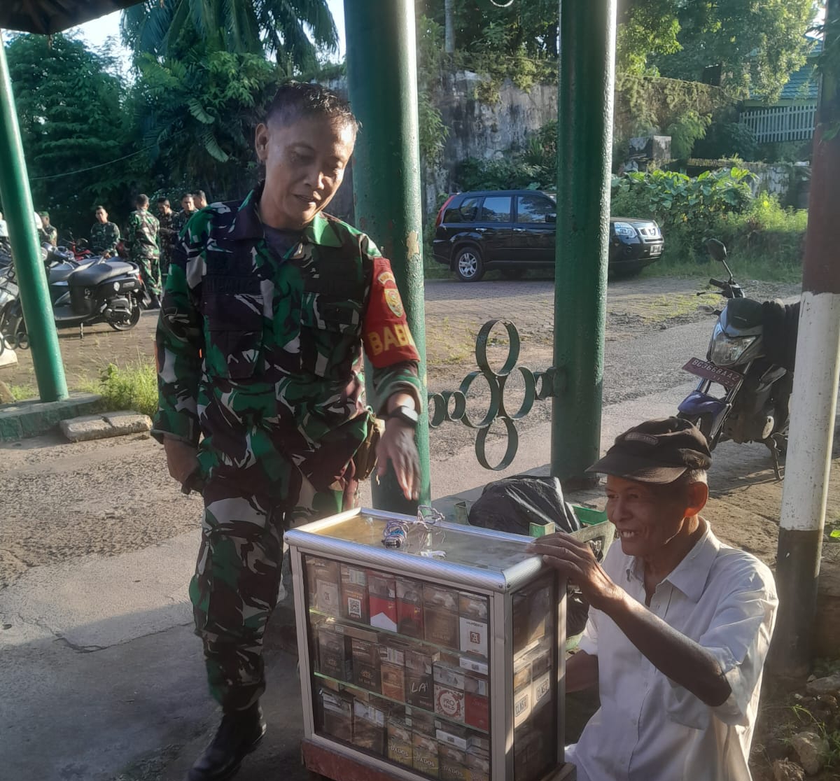 Babinsa Koramil 418-02/Pakjo Komsos Bersama Pedagang Berikan Motivasi Dan Himbauan 1