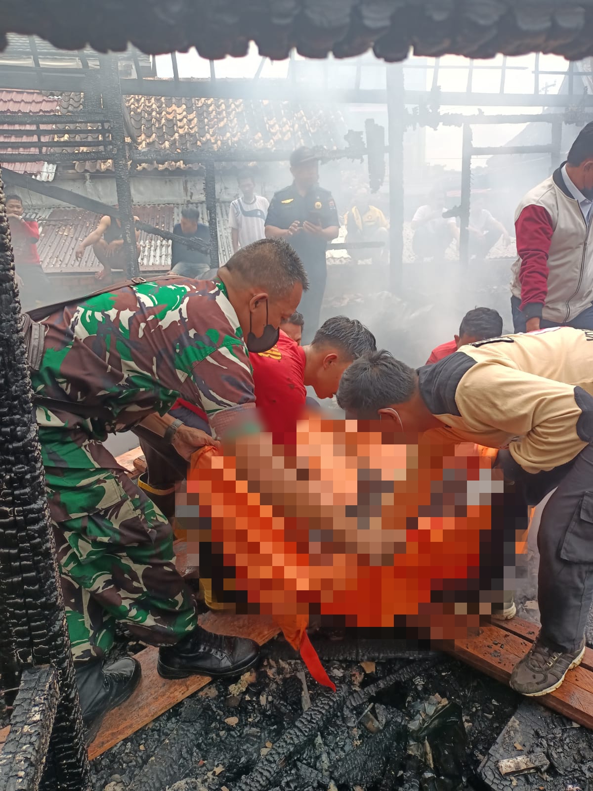 Babinsa Koramil 418-04 Kertapati Gerak Cepat Bantu Padamkan Kebakaran Rumah Dan Evakuasi Korban Jiwa 1
