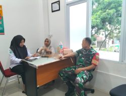 Peduli Kesehatan Babinsa 418-02/Pakjo Komsos Bersama Petugas Puskesmas