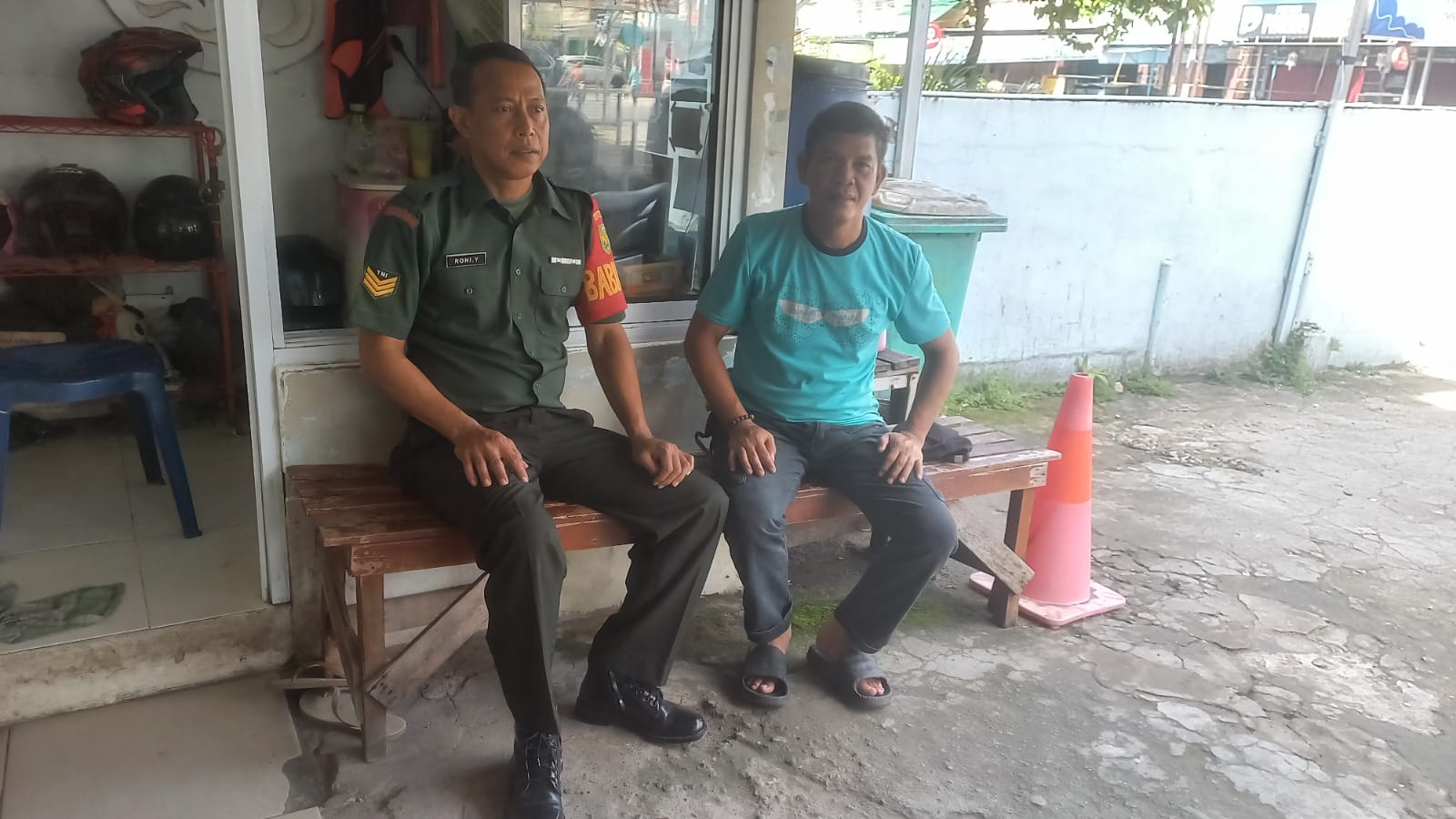 Ciptakan Kamtibmas Di Wilayah Binaan Babinsa Koramil 418-05/Lemabang Komsos Bersama Warga 1